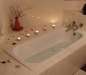 Die Teelichter um die Badewanne.